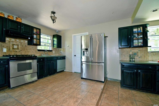 Building Photo - 727 Islip Ave