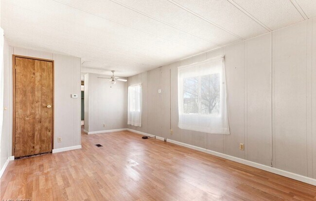 Building Photo - 2/2 Bedroom