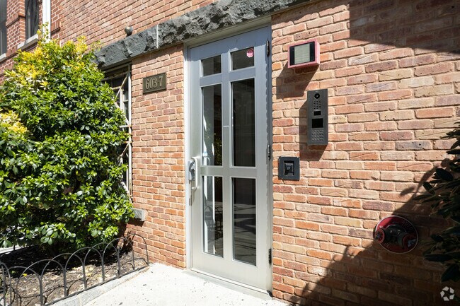 Entrada - 603-607 Monroe St