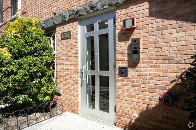 Entrance - 603-607 Monroe St