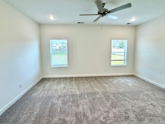 Foto del edificio - Now Leasing a 4-bedroom 3 bath home in Oakland, TN