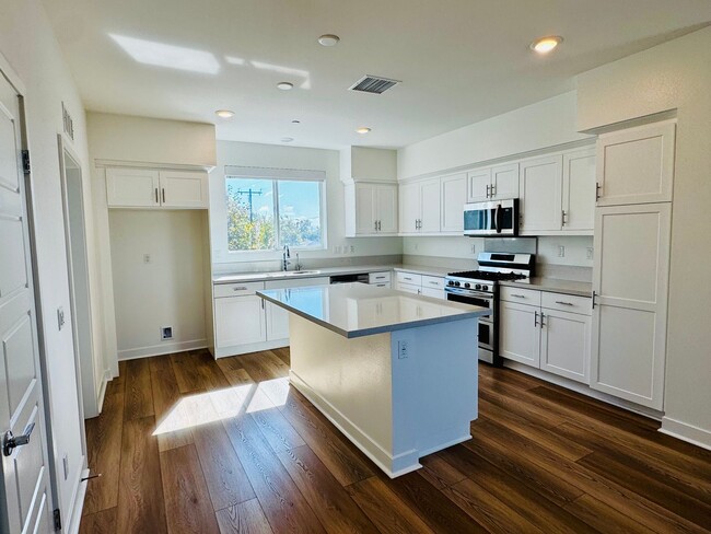 Foto del edificio - Gorgeous Three Bedroom Townhome For Rent i...