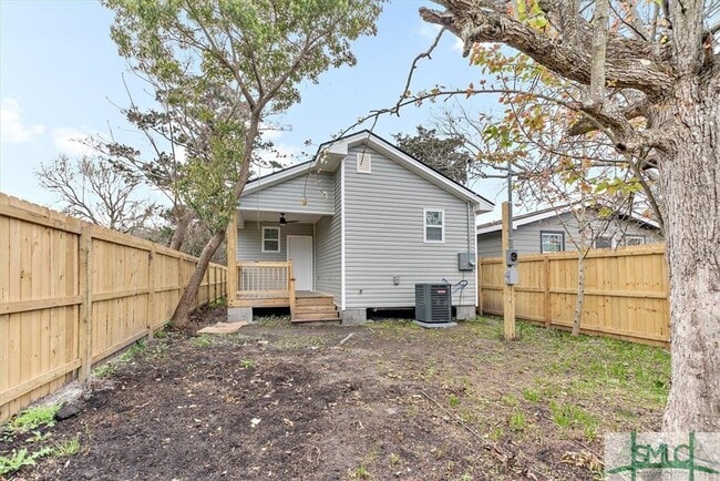 Building Photo - 716 W 51st St