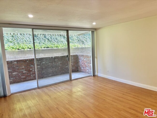 Building Photo - 6526 Ocean Crest Dr