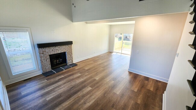 Building Photo - High-End Touches & Flexible Space in a Bea...