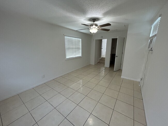 Foto del edificio - "Charming 3-Bedroom Home in St. Petersburg with Spacious 1,199 Sq Ft Layout!"