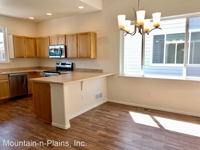 Building Photo - 4 br, 2.5 bath House - 826 Finch Drive