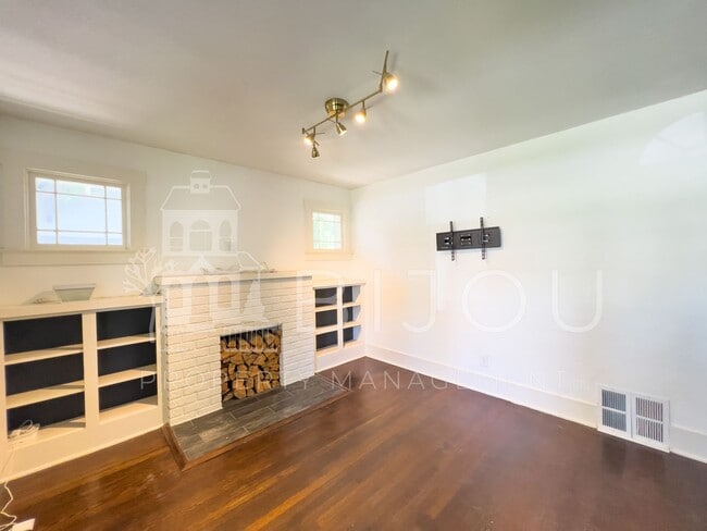 Building Photo - Downtown Bungalow with Large backyard