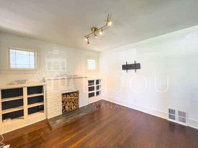 Foto del edificio - Downtown Bungalow with Large backyard