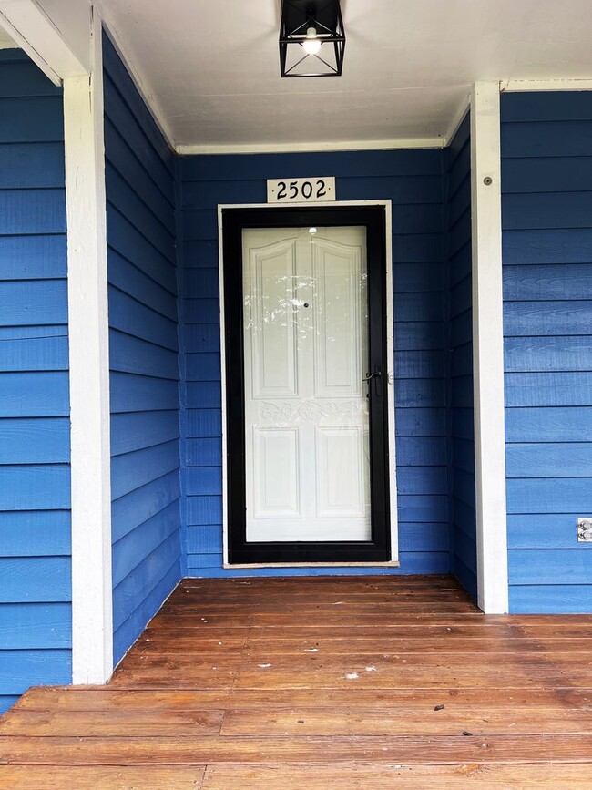 Building Photo - Fully Renovated 3 Bedroom / 2 Bathroom GEM...
