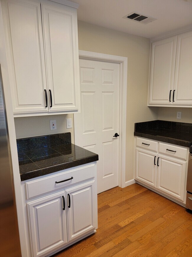 Kitchen - 17 Lavender Pl