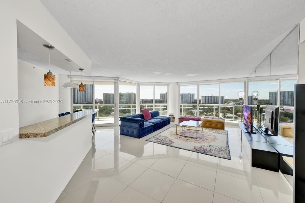 Foto principal - 16400 Collins Ave