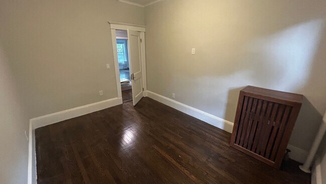 Building Photo - Newly renovated 3 Bed 1 Bath available NOW