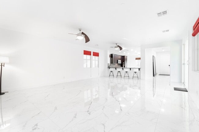 Foto del edificio - Immaculate 4 bedroom, 2 and 1 3/4 bath home located in the exclusive Master Planned Community Ins...