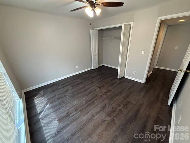 Foto del edificio - 4617 Sharon Chase Dr