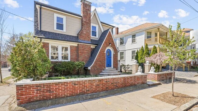 Building Photo - 456 Eaton St