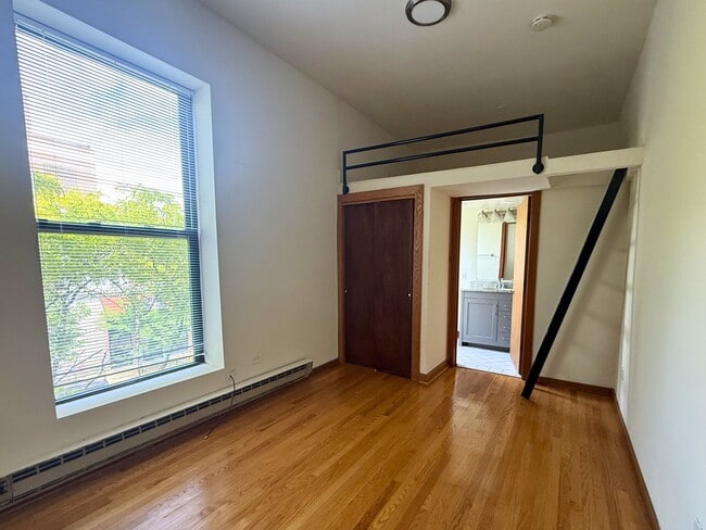 Photo - 611 W Briar Pl (Chicago, IL) Apartment