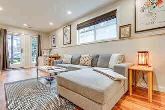 Building Photo - 10052 Interlake Ave N