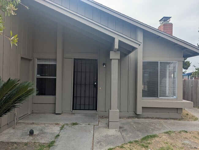 Building Photo - 4 Bedroom, 2 Bath - Single Story Home in P...