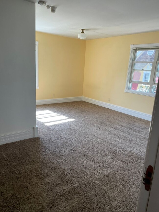 Building Photo - Beautiful Quiet Studio Apartment in Edgemont
