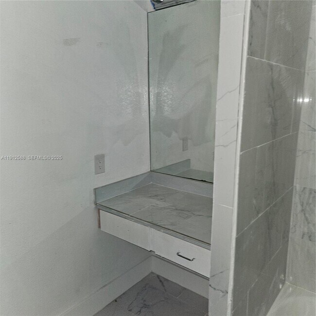 Foto del edificio - 14710 NE 5th Ct