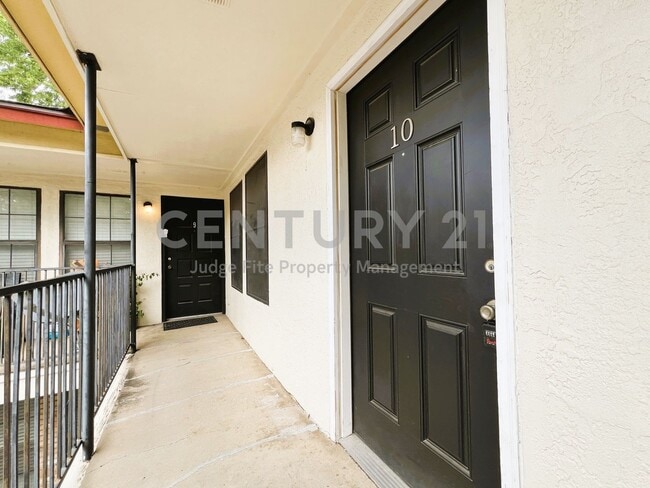 Building Photo - 1108 N Elm St
