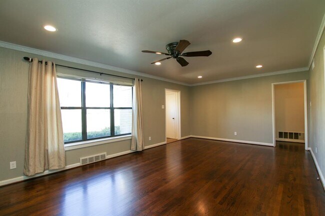 Building Photo - 6824 Southridge Dr