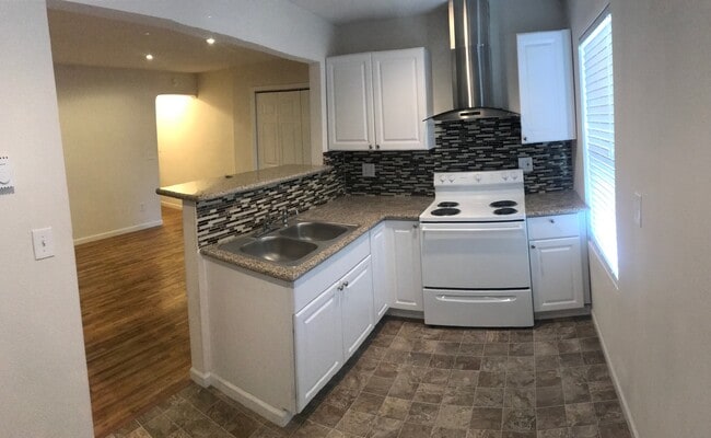 Building Photo - PERFECT LOWER SOUTH HILL STUDIO CLOSE TO H...