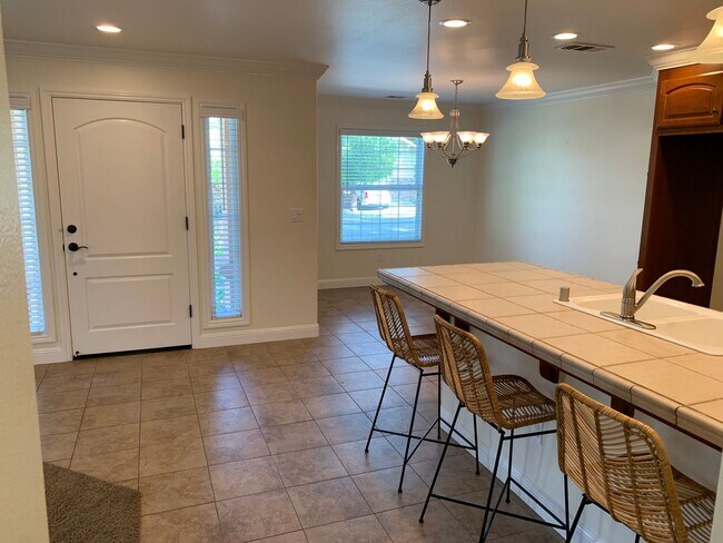 Building Photo - Stunning 4 bedroom, 2 Bath Tracy Home / Be...