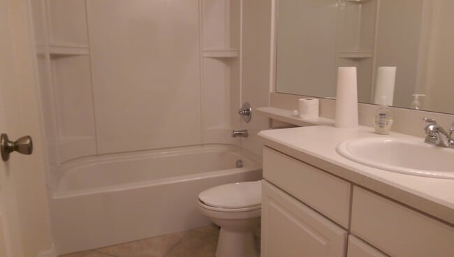 Building Photo - 3 bed, 2 bath 2 car garage