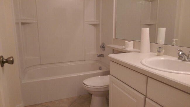 Foto del edificio - 3 bed, 2 bath 2 car garage