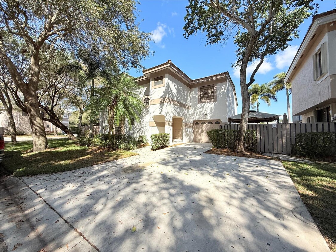 Foto principal - 10661 NW 17th Pl