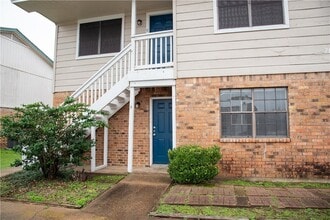 Building Photo - 700 Navarro Dr