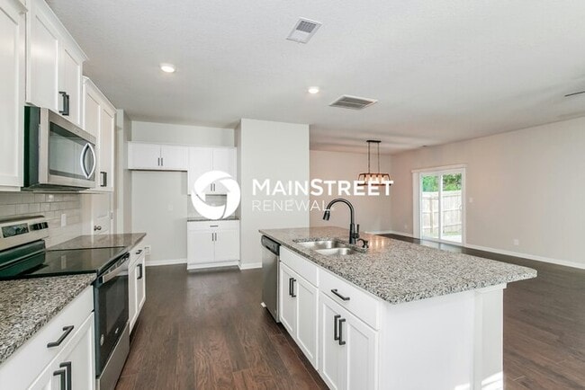 Building Photo - 4 Bedroom Pet-Friendly Home in Clinton, TN with Main Street Renewal