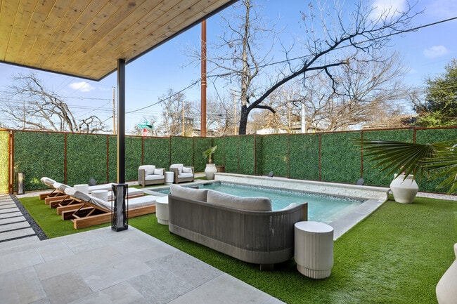 Building Photo - 1304 Comal St