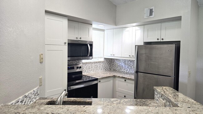 Foto del edificio - 3400 Pinewalk Dr N