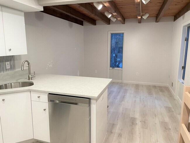 Building Photo - 2 Kendall St