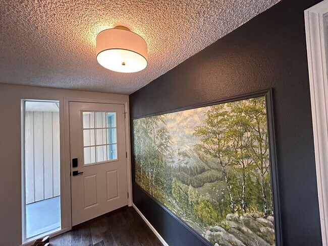 Foto del edificio - 8142 Comox Rd