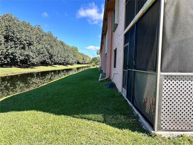 Foto del edificio - 215 Lakeview Dr