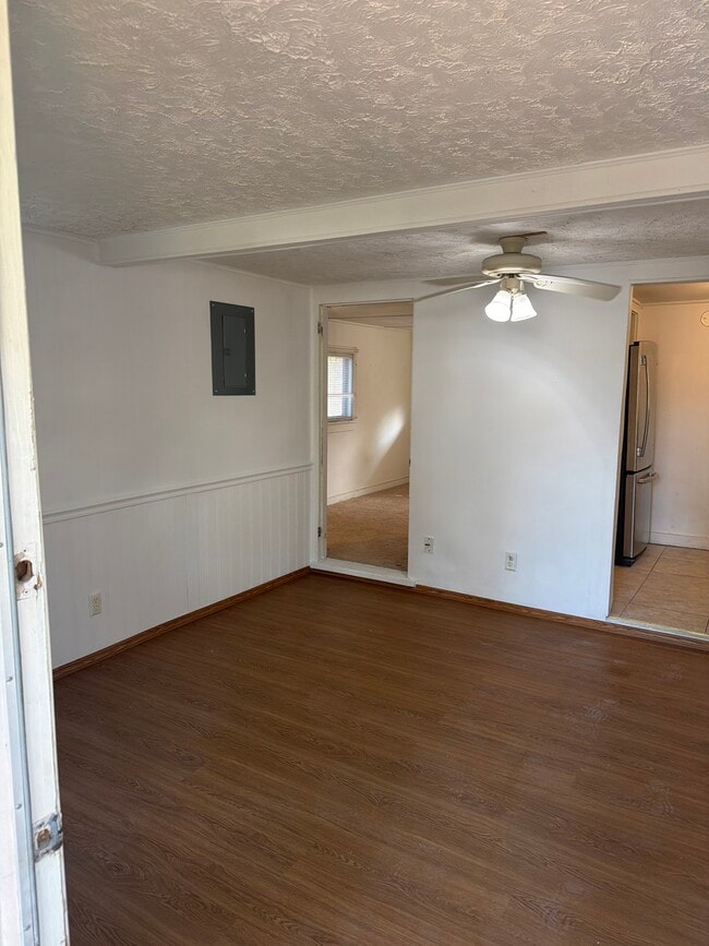 Building Photo - 209 Strawberry Ln