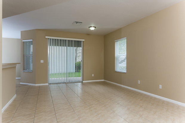 Building Photo - 121 Country Club Dr