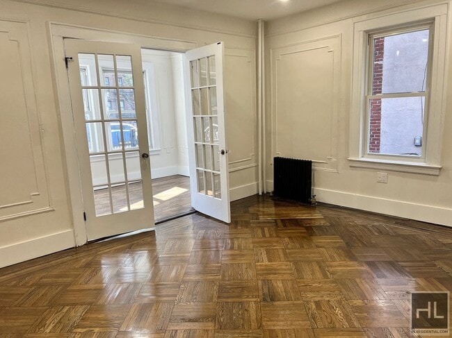 Foto del edificio - 4BR 1BA Floor Through Classic 7 w/ Parking...