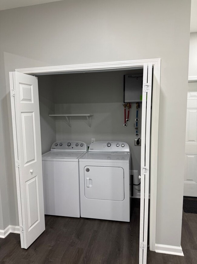 Foto del edificio - 1 Bed/1 Bath Apartment (Upstairs)