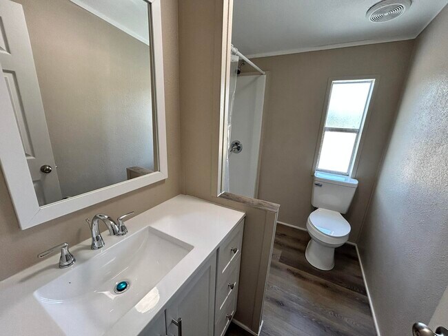 Foto del edificio - 1370 Suzanne Cir