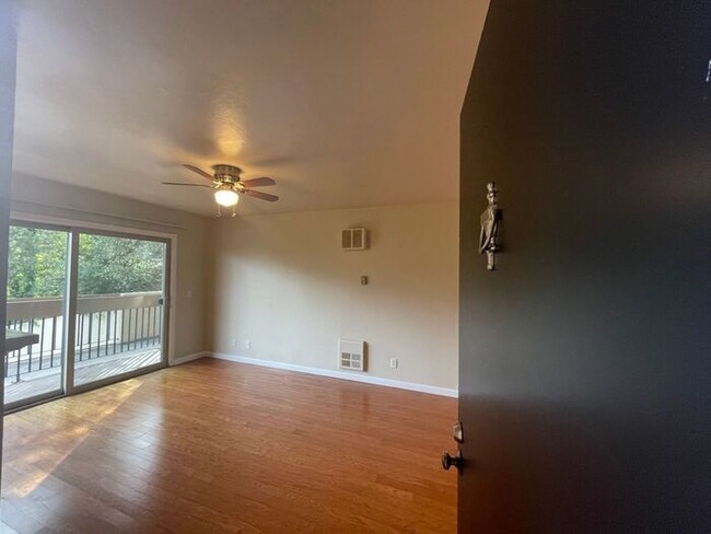 Foto del edificio - Cozy, 1-Bedroom Condo in Monterey