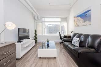 Building Photo - 6552 Av. De Chateaubriand
