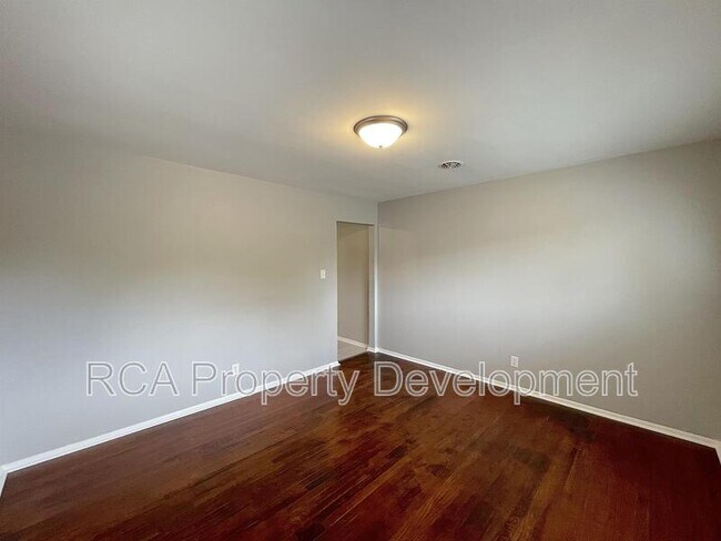 Building Photo - 409 S Gray St