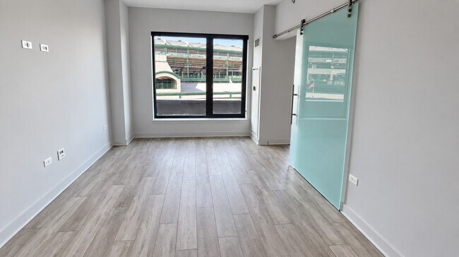 Foto del edificio - 1025 W Addison St