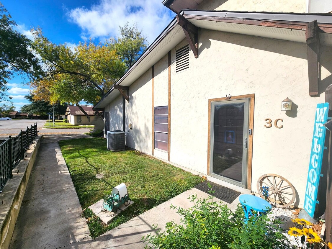100 Royal Way Dr Unit 3C, Del Rio, TX 78840 Condo for Rent in Del Rio