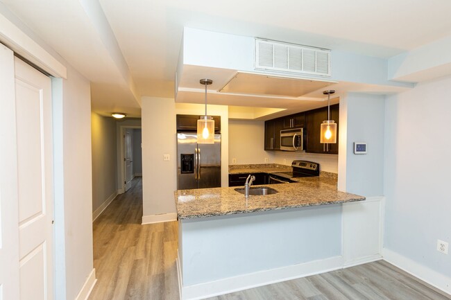 Building Photo - Updated one bed/one bath E Cap Condo, in-u...